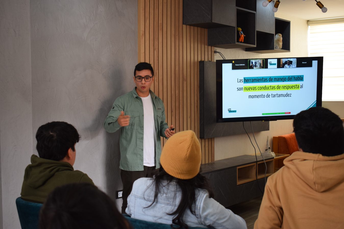 Estudiantes participando en una actividad grupal
